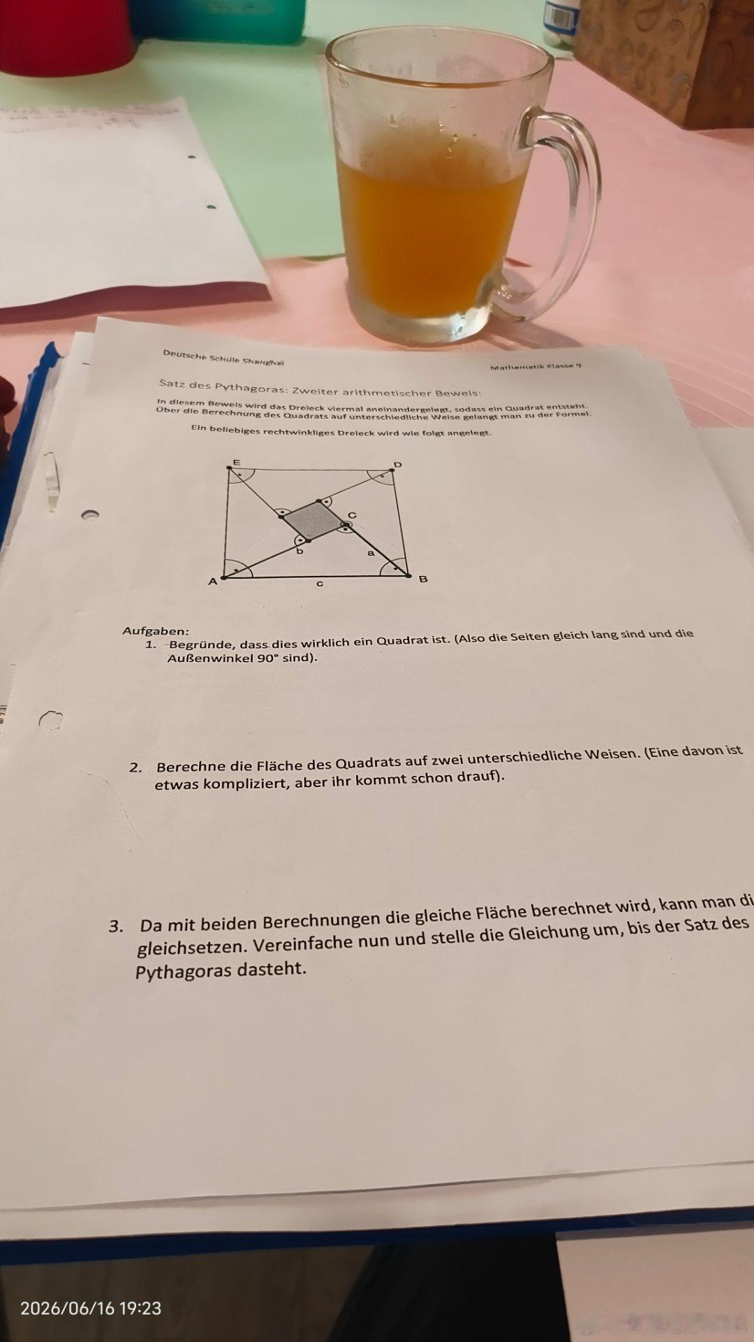 飯後我給期末考的弟弟輔導數學題。我用了不同的解法做同一道題，弟弟感慨「媽媽太厲害