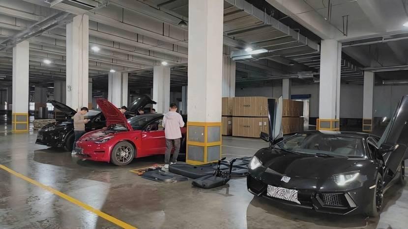 最近，有网友发现雅迪工厂内部在拆解汽车，车型包括特斯拉Model 3/Y和兰博基