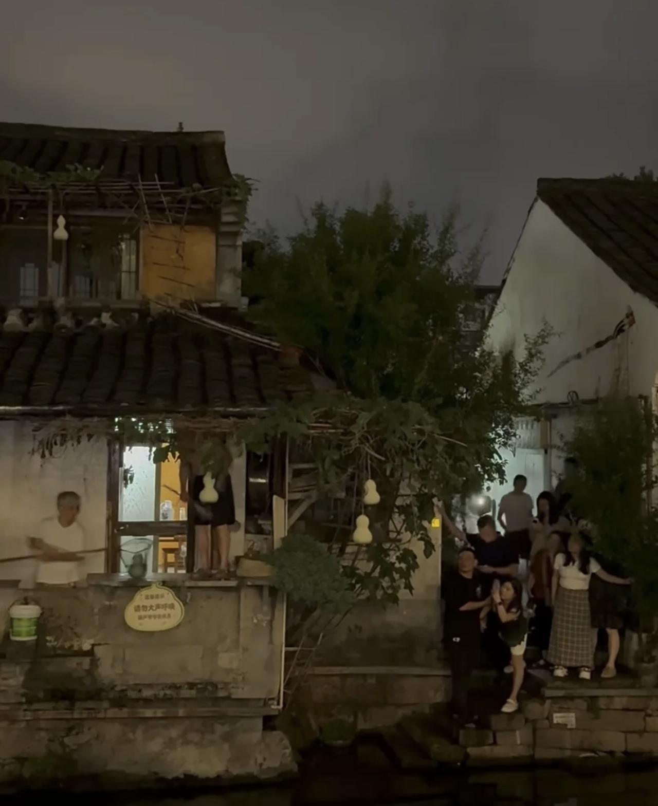 绍兴的“葫芦娃爷爷”不得不提前剪掉葫芦，为什么要这么做？背后的问题，才值得我们深