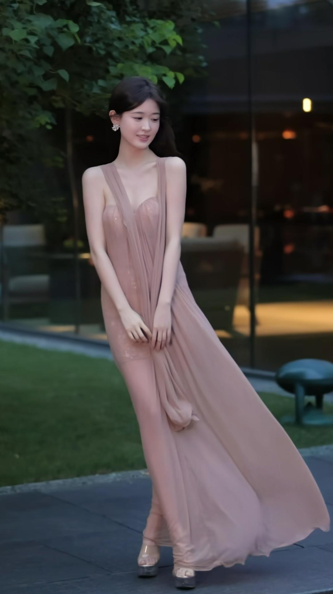 晚风温柔，飘飘欲仙。长裙美人 性感美姿写真