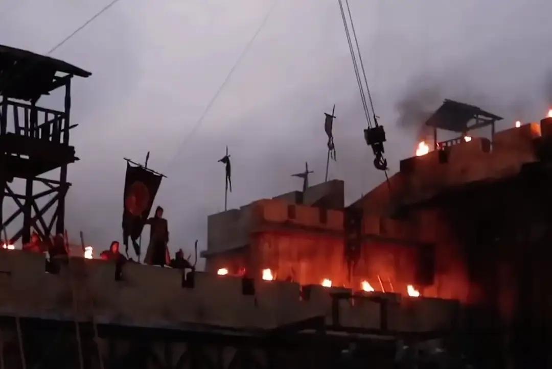 楚乔传花絮今天突然冲上热搜。

十年前我追剧时压根不知道，赵丽颖拍第一集少女屠狼