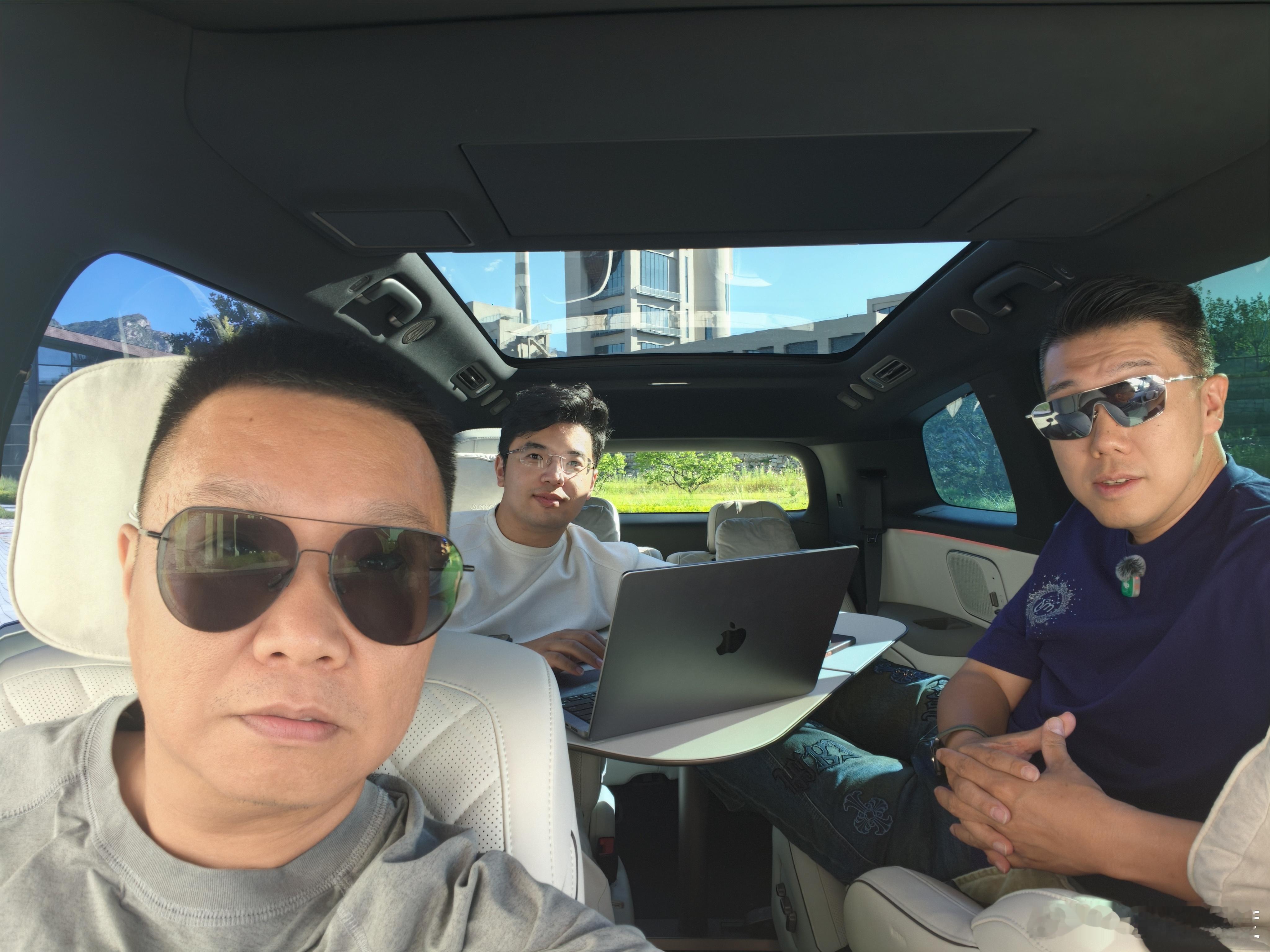 如何体现i9的百变空间：司机大D，保镖影总，送高老师去上课。 ​​​
