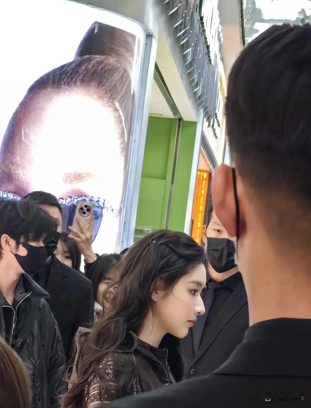 王玉雯现身北京东门直接出席活动，明星果然不一样啊，这颜值，与普通人根本就不是一个