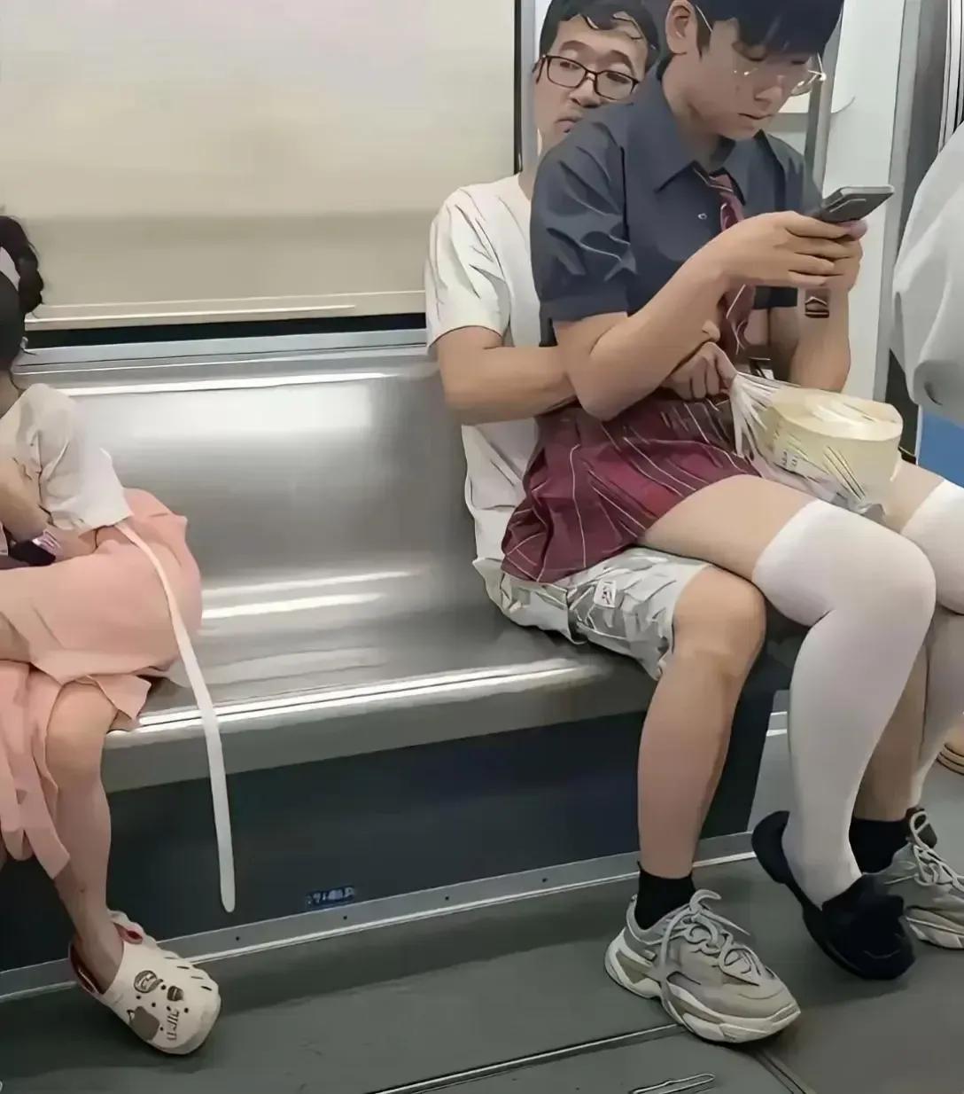 地铁上偶遇“制服杀”，女子身着制服坐男友腿上低头玩手机，男友一脸茫然，这反差萌太
