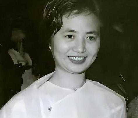 1958年陈毅当上外交部长，妻子张茜连夜锁上书柜痛哭，这位享誉国际的“最美夫人”