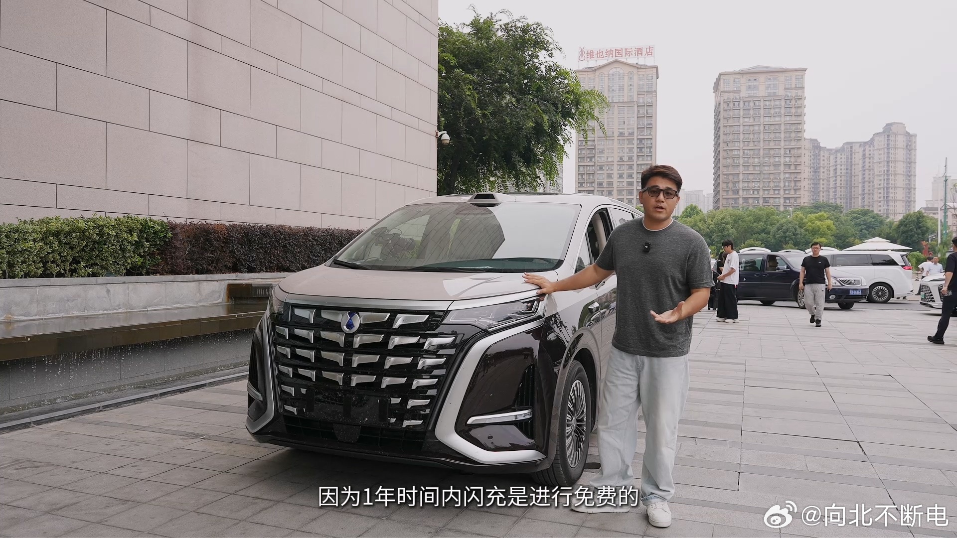 不是哥们…后期老师给我发了组图分别是去年 8 月做零跑 B10 横穿中国项目和今
