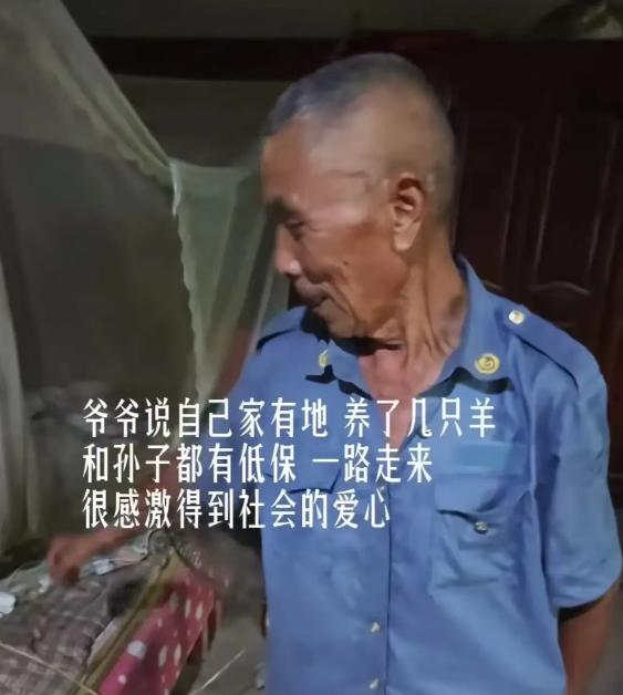 在山东的一个小村庄，八月的阳光透过繁茂的树叶洒在路边的摊位上。
78岁的李大爷坐