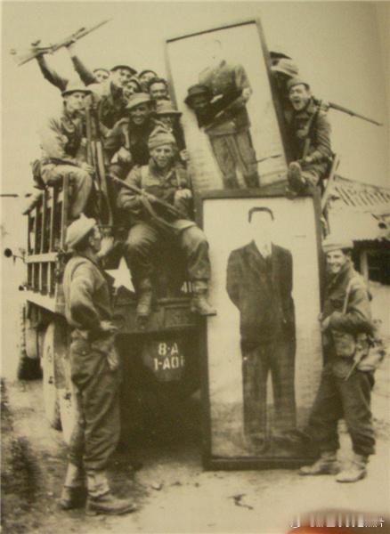 朝鲜战争时期，英国人是时时刻刻忘不了“幽默感”的，这是他们在用缴获的北朝鲜制斯大