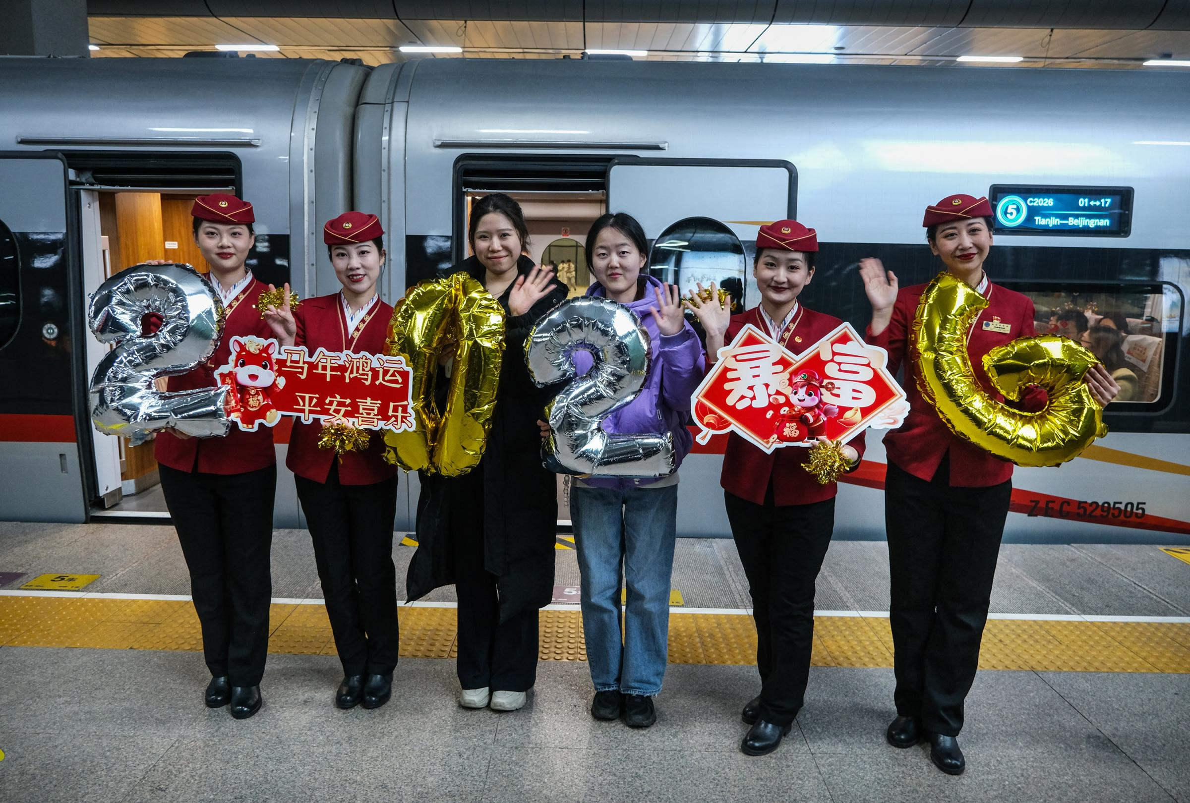家人们！这个春节，你的相册是不是已经被年夜饭、全家福、烟花和归乡路上的风景塞得满