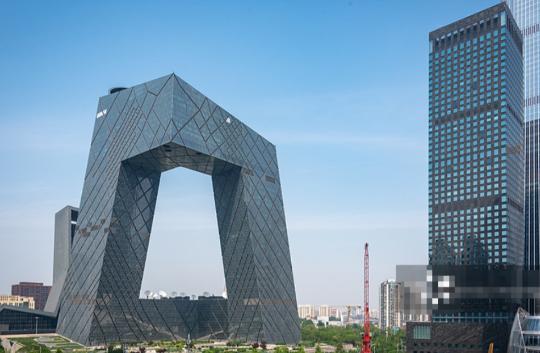 央视大楼，被俗称“大裤衩”，多年以后，央视大楼的洋人设计师“库哈斯”在国外媒体的