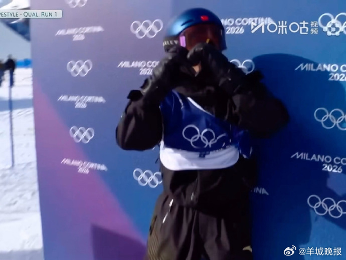 #苏翊鸣完成第一滑后欢呼##苏翊鸣镜头比心# 刚刚完成第一滑，动作干净利落。苏翊