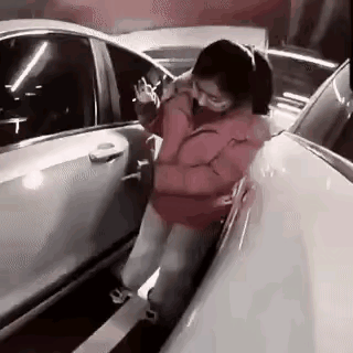 这又何必呢？
开你的车多好，干嘛还要划别人的车呢？你若进不去车，可以拨打电话沟通