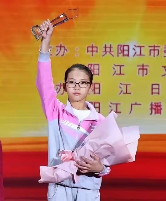 2006年，广东一男子在医院陪护流产的妻子。谁知他出去抽烟时，发现了一名女弃婴，