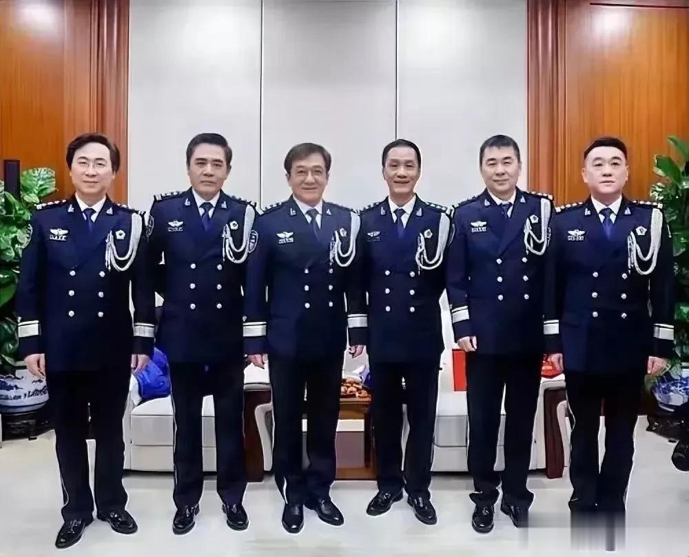 5位演员+1个歌唱家大合影，虽然都穿上军装啦，但看不出有军人气质，这皮肤白的这得