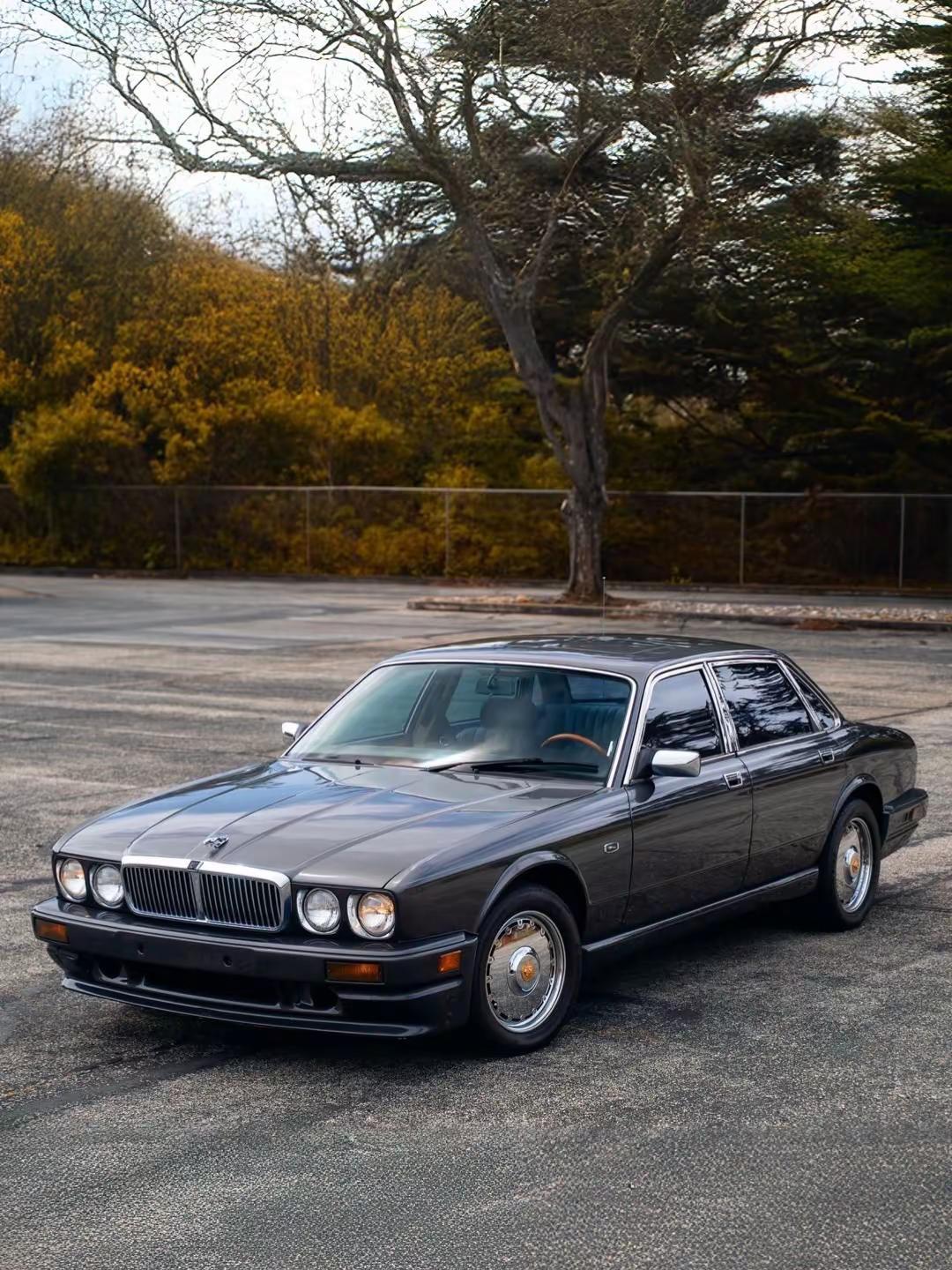 1989款 Jaguar XJ6。1989款 Jaguar XJ6，几乎就是那个