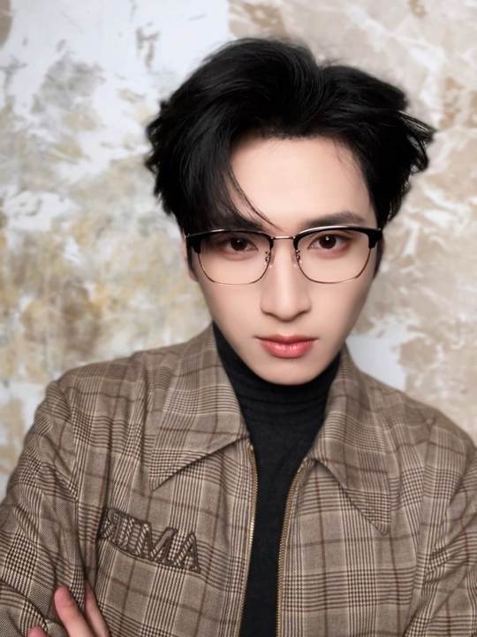 严浩翔格纹外套眼镜look 严浩翔发了手势舞 严浩翔格纹外套眼镜look，严浩翔