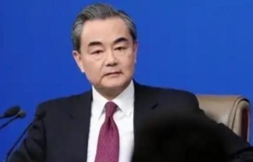 现在不管日本背后有没有美国，咱们已经不打算继续等下去了，王毅曾直言：我们有权对日