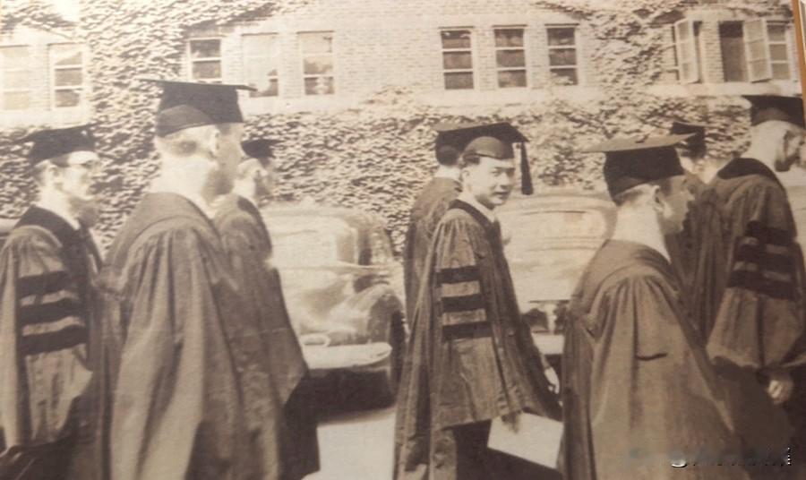 1950年8月，普渡大学博士，身穿礼服的毕业生们排队走向普渡大学礼堂，脸向右回望