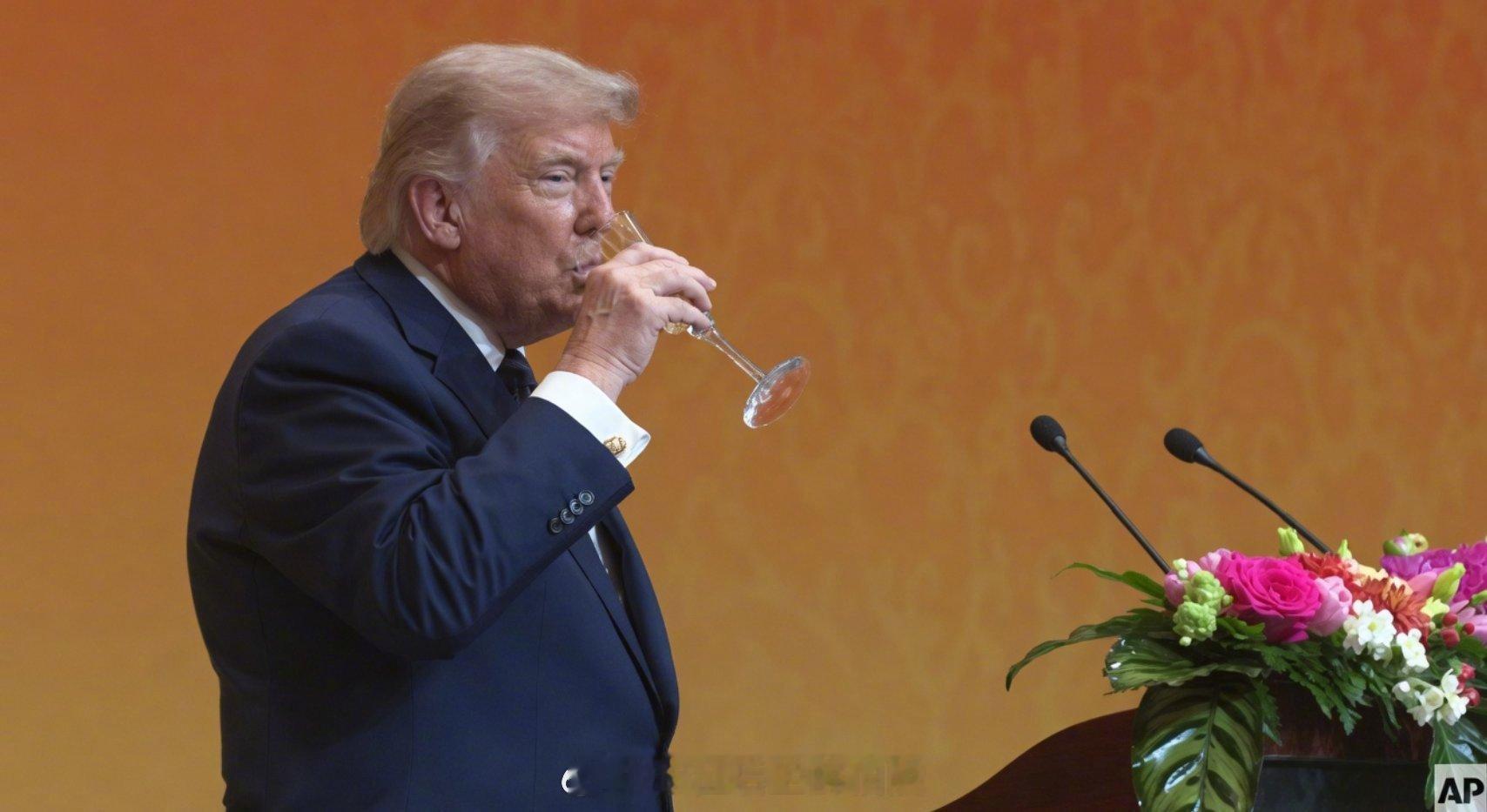 特朗普访华欢迎宴会由于他哥哥酗酒早逝，川普滴酒不沾。但今天的国宴，他在致辞的最后