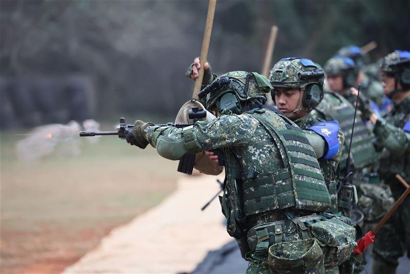 伪台陆军特种作战指挥部所属特战4营在台中地区进行“战术任务训练”
据岛内《青年日