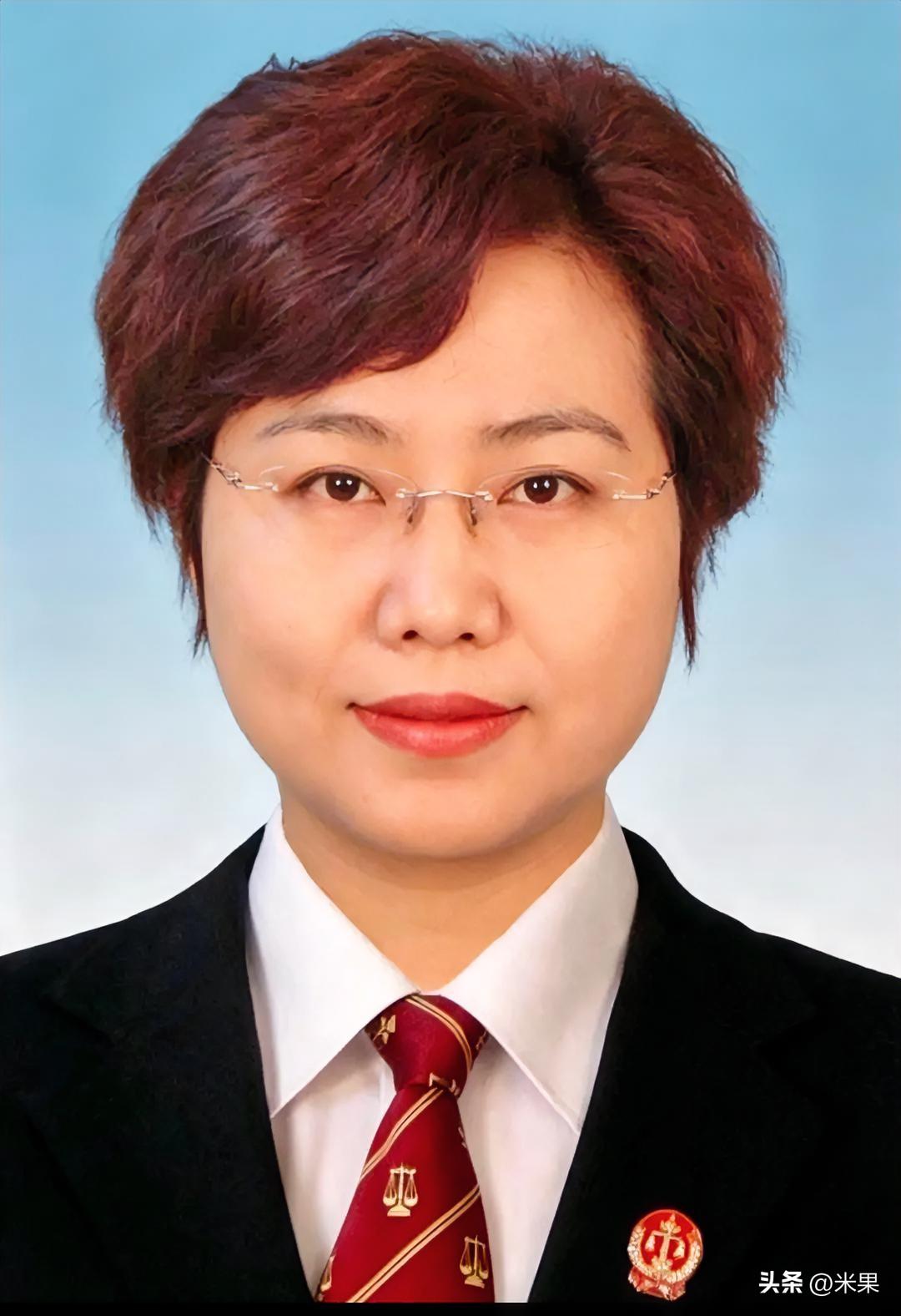陈永贵曾担任国务院副总理，他的孙女陈春梅，一身正气，深耕司法战线数十年。
 
从