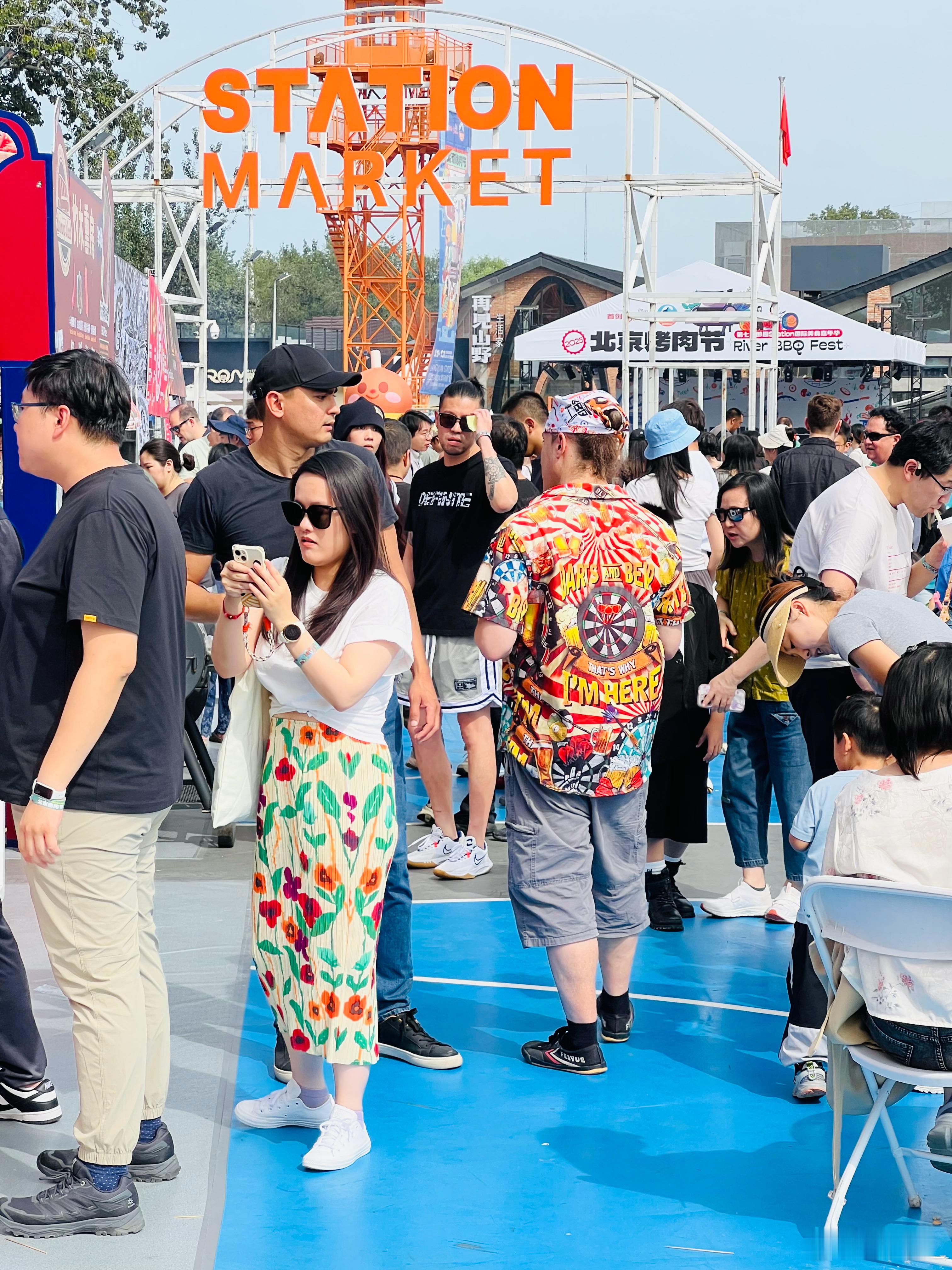 今天想去朗园station喝杯咖啡 正巧赶上烤肉节 选了两家 虽然这种活动和庙会