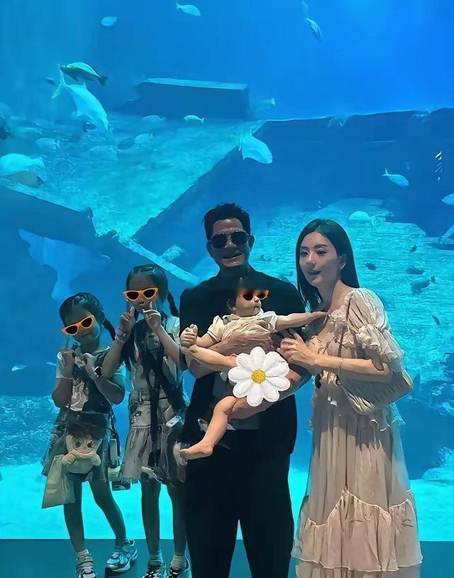 方媛晒出一家五口合影，画面看着很是幸福 ​​​