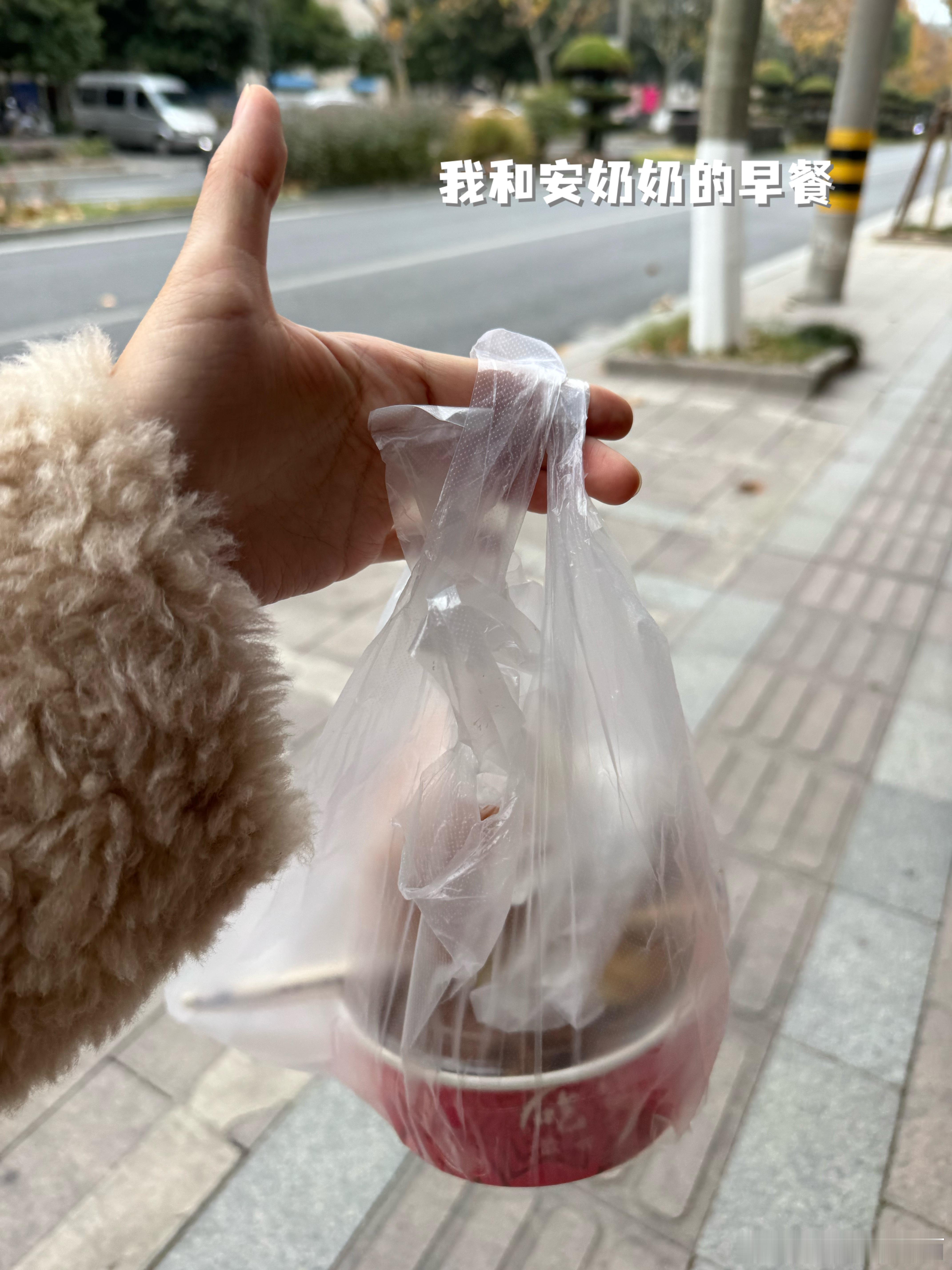 今早送安姐上学路上遇到邻家饭馆老板以前打招呼都是：哎～上学去啊？今天是：哎～还上