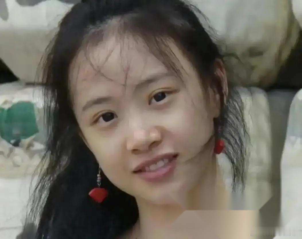 有没有发现 李梦真是太不对劲了 她已经33岁了，难道没有人告诉她，她长得很有女人