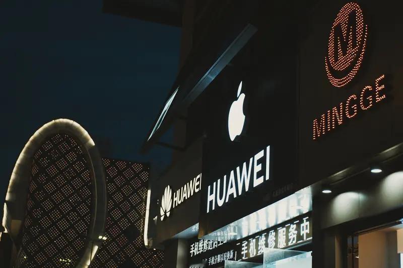 选苹果还是华为，这问题就像选甜豆腐脑还是咸豆腐脑，各有各的拥趸。
苹果iOS系统