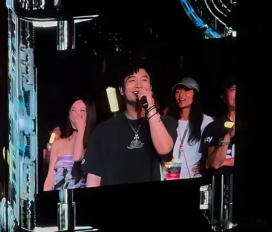 黄晓明一句话，又把前妻话题拉回来了

一句羡慕周杰伦娶到好老婆，为什么能马上引发