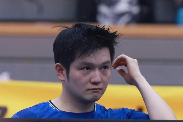 主持人问邓亚萍：“你觉得樊振东的球技到达了一个怎么样的境界？”邓亚萍说：“樊振东