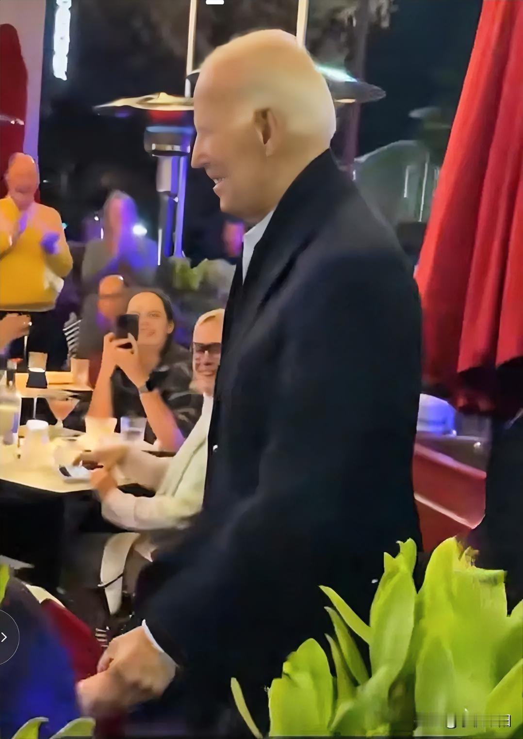 图中是美国前总统拜登近日外出就餐时的画面，可以看出拜登虽然年事已高，头发花白，但