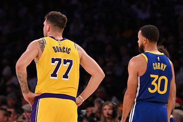 前NBA教练萨姆·米切尔抨击卢卡·东契奇的比赛风格，并称赞斯蒂芬·库里。“卢卡·