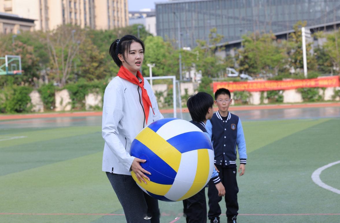 张宝与小朋友互动 朱袁张1块2毛9 中国女排 张常宁 