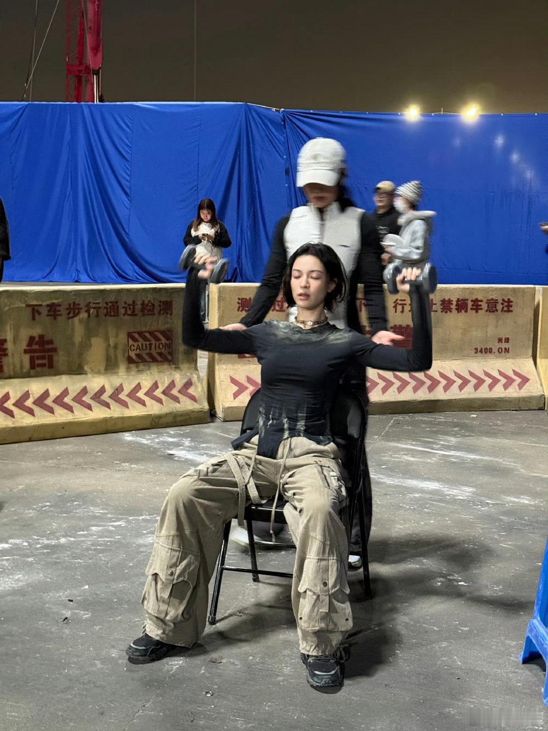 钟楚曦林三酒在异变中求生钟楚曦新剧在异变中求生钟楚曦演的林三酒在灾变里硬刚，脸上