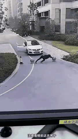 这位司机的行动属于善举还是不文明行为？网友纷说不已，你们是如何认为的呢？