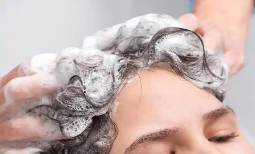 心梗和洗头有关？医生反复强调：上了年纪，洗头3误区一定要记牢

洗头也能洗出心梗