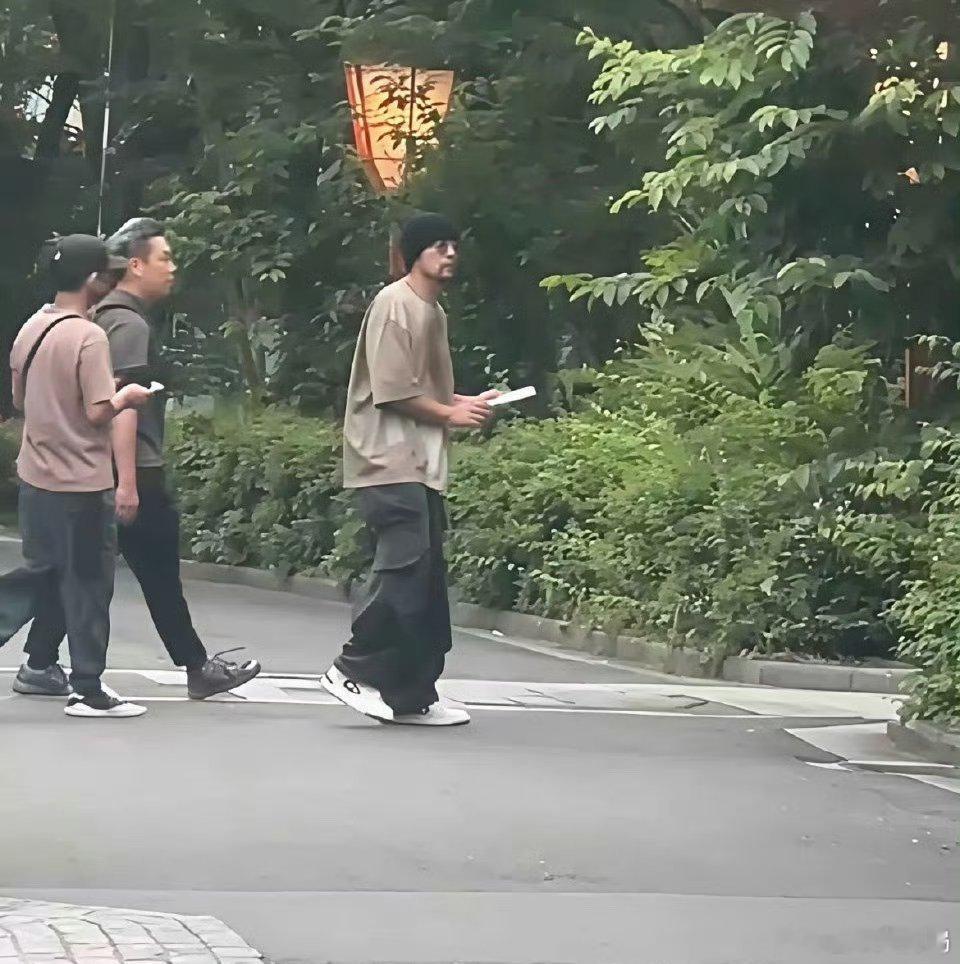 听说周杰伦现在长居墨尔本。其实可以理解，他在中国影响力太大了，估计都无法正常生活