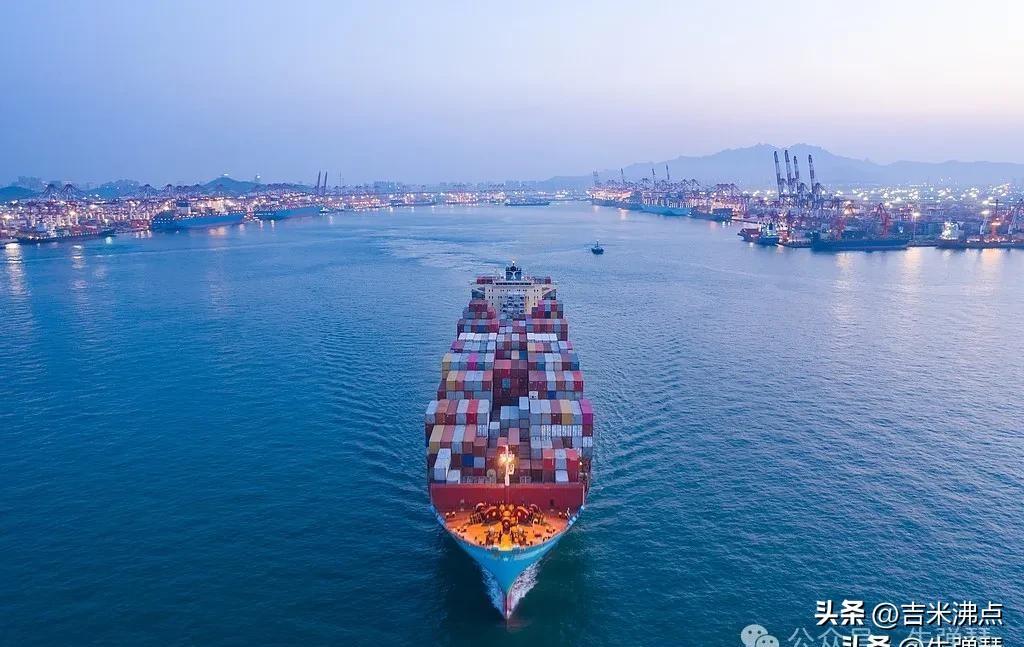 南海风平浪静，东盟工厂机器响个不停，中老铁路每天拉走三趟货。这不是谁刻意安排的，