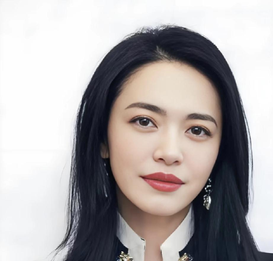 又一对明星，悄无声息地散了。
姚晨和曹郁，发了个声明，轻描淡写说“多年前就离了