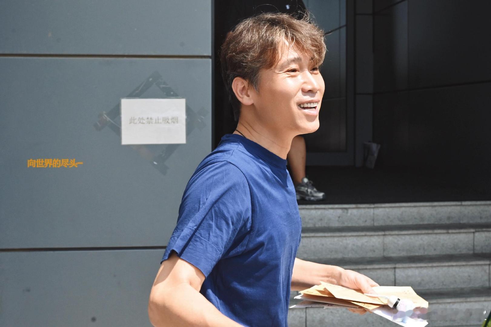想要李乃文同款小助理谁不想要李乃文这样的小助理啊？老板拍照被阳光晃眼，她第一时间