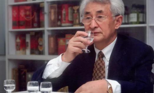 茅台集团前董事长季克良有个让人惊掉下巴的习惯——48年喝了整整两吨茅台，算下来每