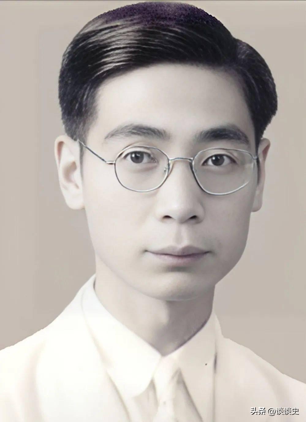 1968年12月，周恩来总理正在中南海怀仁堂接待外宾，一位秘书匆匆走到他的身旁，