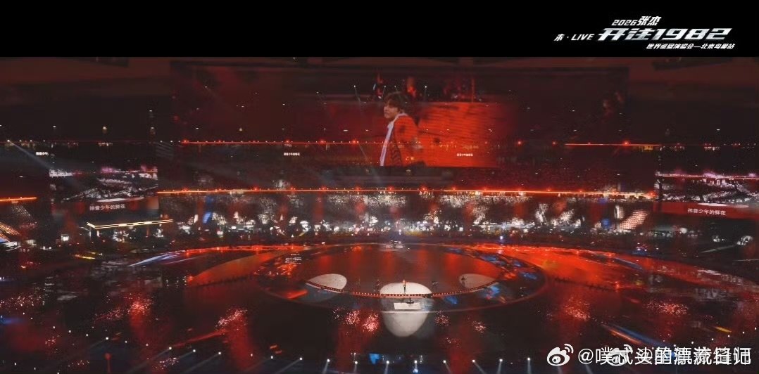 张杰舞台大屏灯光默契配合 张杰斗转星移够不够夯杰哥真的太宠粉了！这么顶级的舞美灯