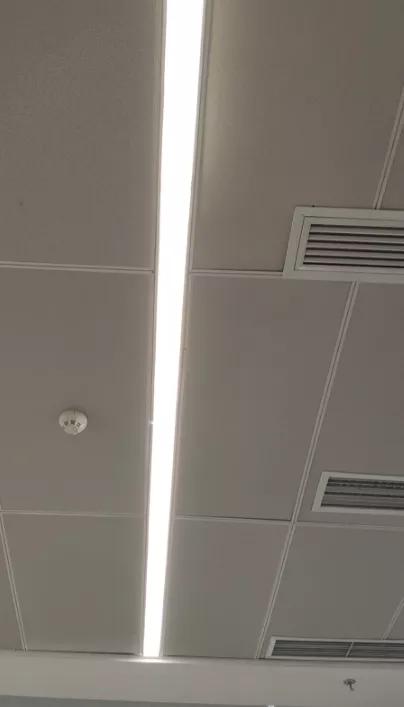 办公室的异常现象终于破案了
我们上班时间基本上都比较规律，早九晚六周末双休，基本