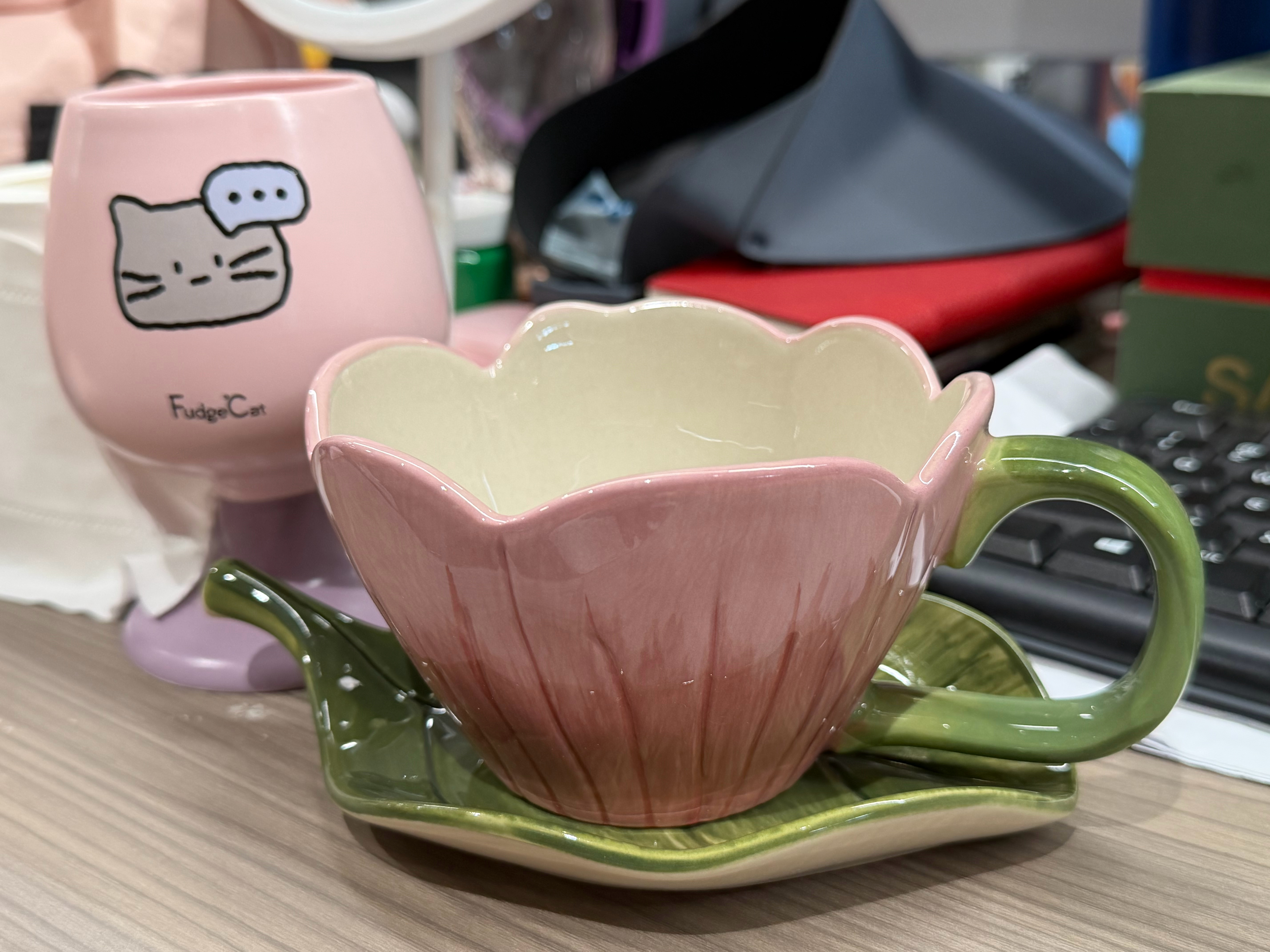 妇女节 放假虽然没放假，但是公司安排了花和小礼物 今天收的郁金香杯感觉还怪适合我