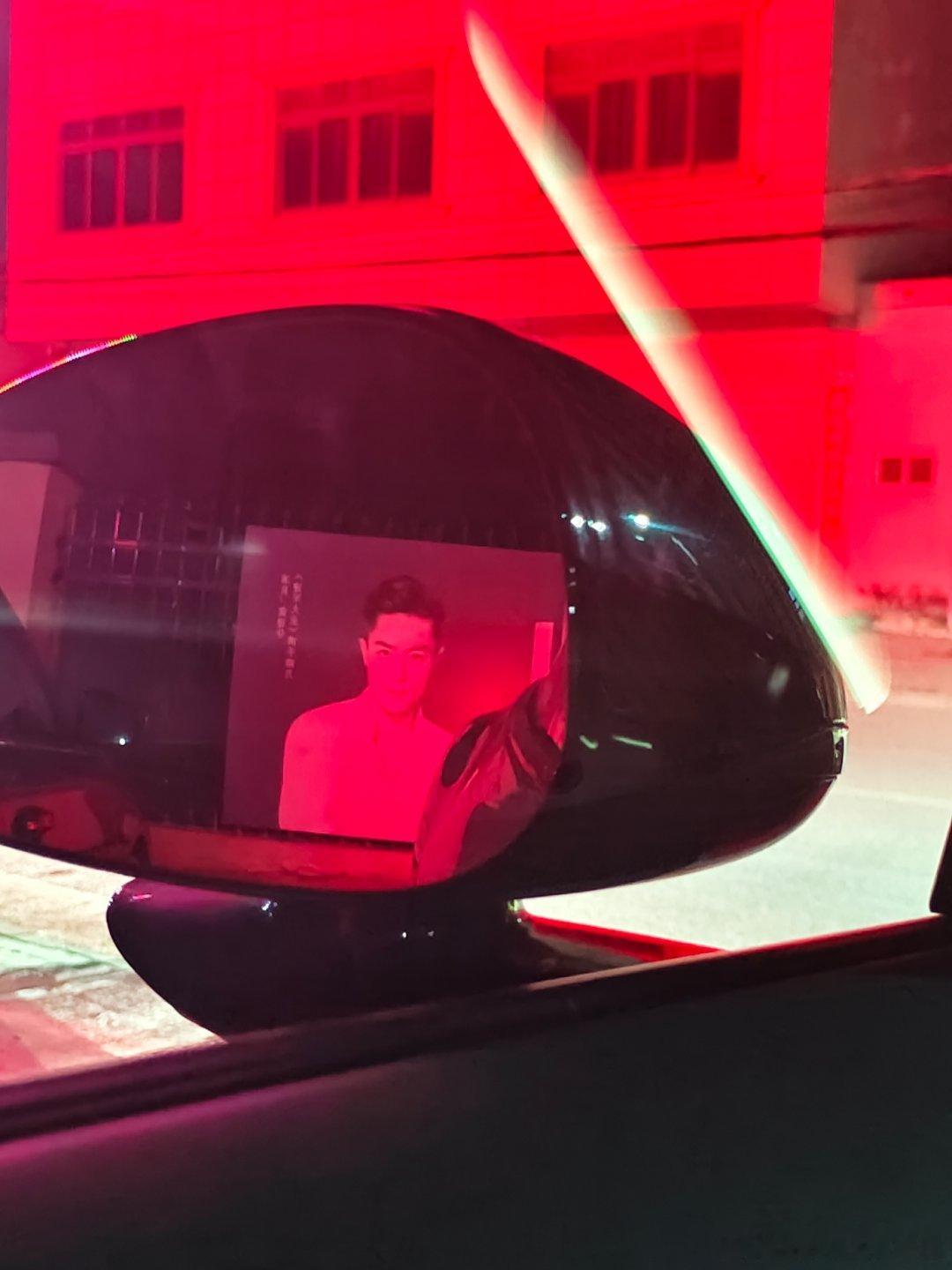 小米的HUD歌词显示真的很酷不仅是歌词的浮动效果甚至背景色都是跟随专辑的主色彩这