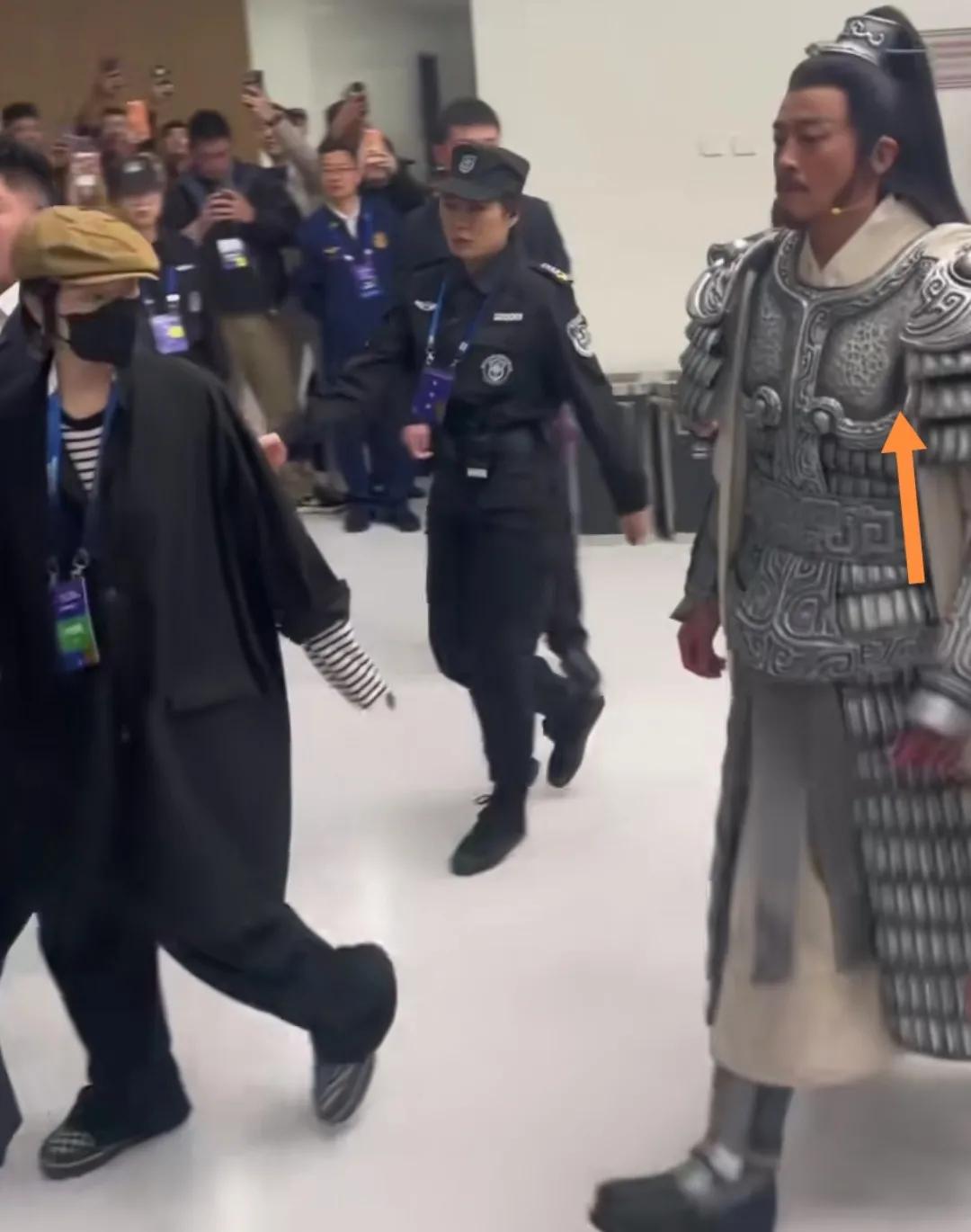 何润东穿一身“项羽”银色盔甲霸气侧漏。