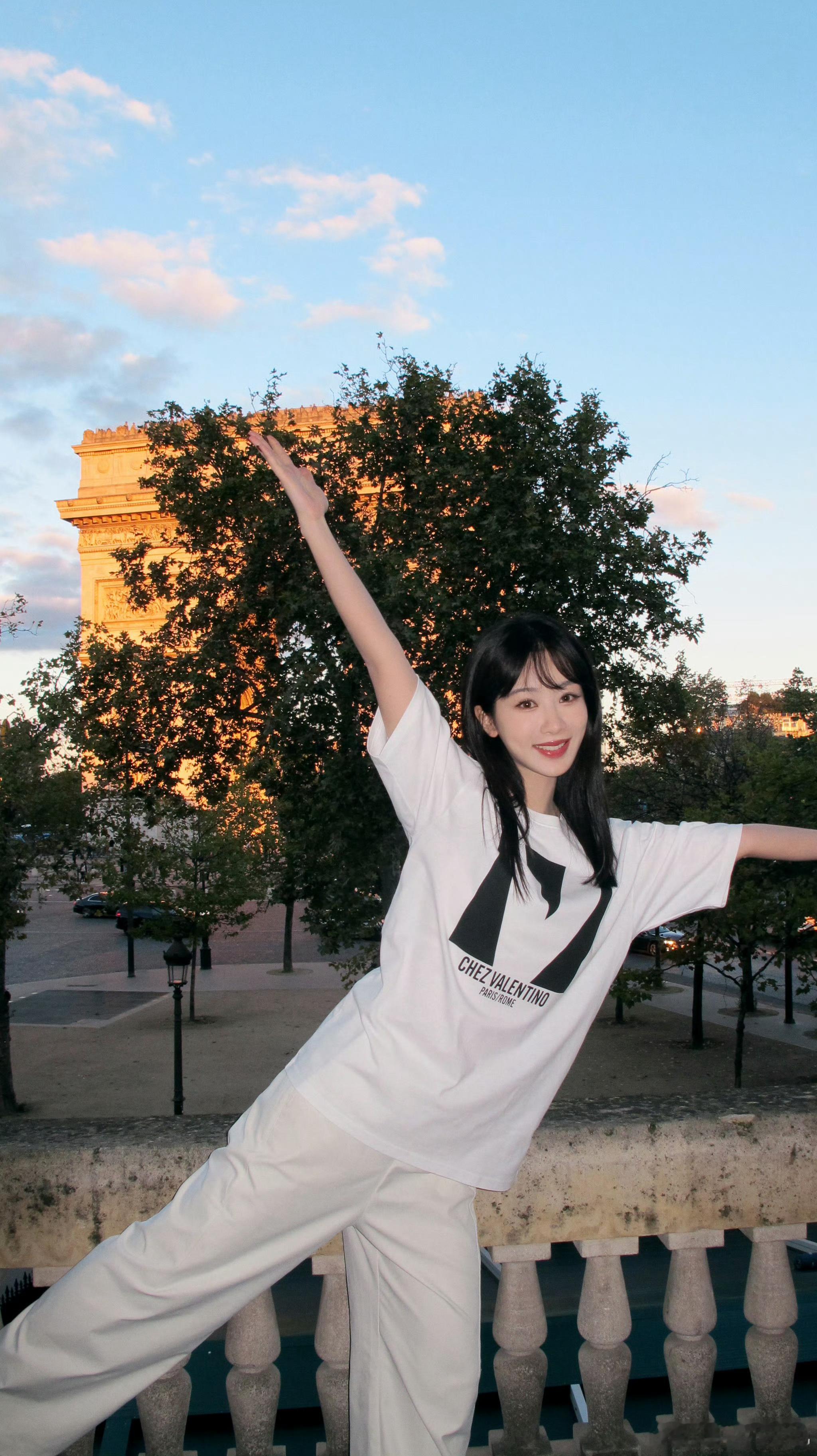 #杨紫巴黎假日碎片##杨紫全白ootd四宫格# 清爽、甜美的紫妹，好美腻，亲亲~